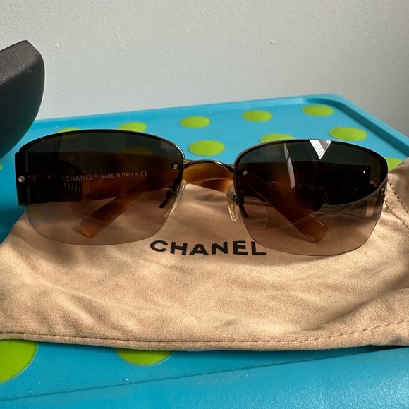 CHANEL Tortoise Shell Sunglasses with Silver Logo - Picture 2 of 10